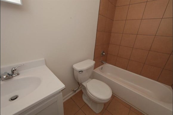 3302 Clifton Ave Apartments Baltimore Bathroom
